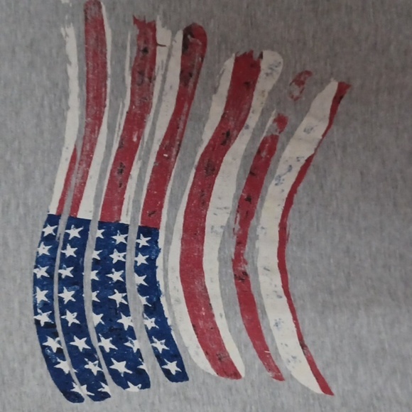 💙🌺Gray T-Shirt with American Flag Design - Picture 5 of 9